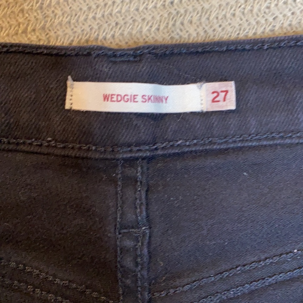 Levi’s Black Distressed Wedgie High Rise Skinny Jeans - Picture 5 of 10